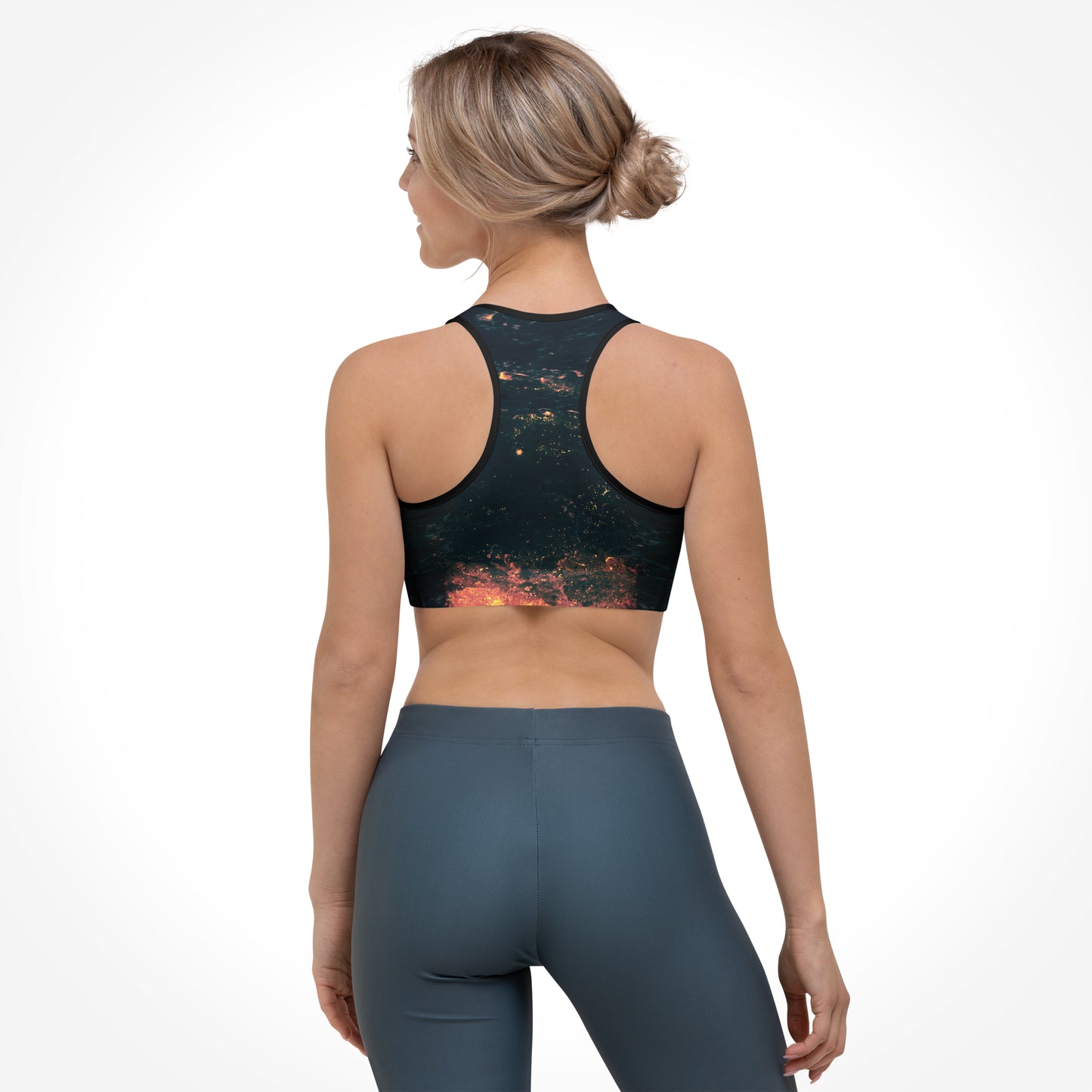 Sport BH mit mittlerem Halt und dem Motiv Fiery Waves von Bachblatt. Das Motiv besteht im Ansatz aus Wellen, welche rot eingefärbt wurden. Der BH und das Modell sind von hinten zu sehen.