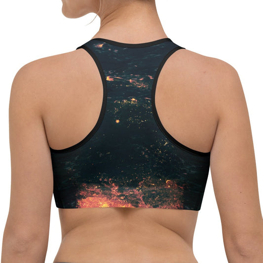 Sport BH mit mittlerem Halt und dem Motiv Fiery Waves von Bachblatt. Das Motiv besteht im Ansatz aus Wellen, welche rot eingefärbt wurden. Der BH und das Modell sind von hinten zu sehen.