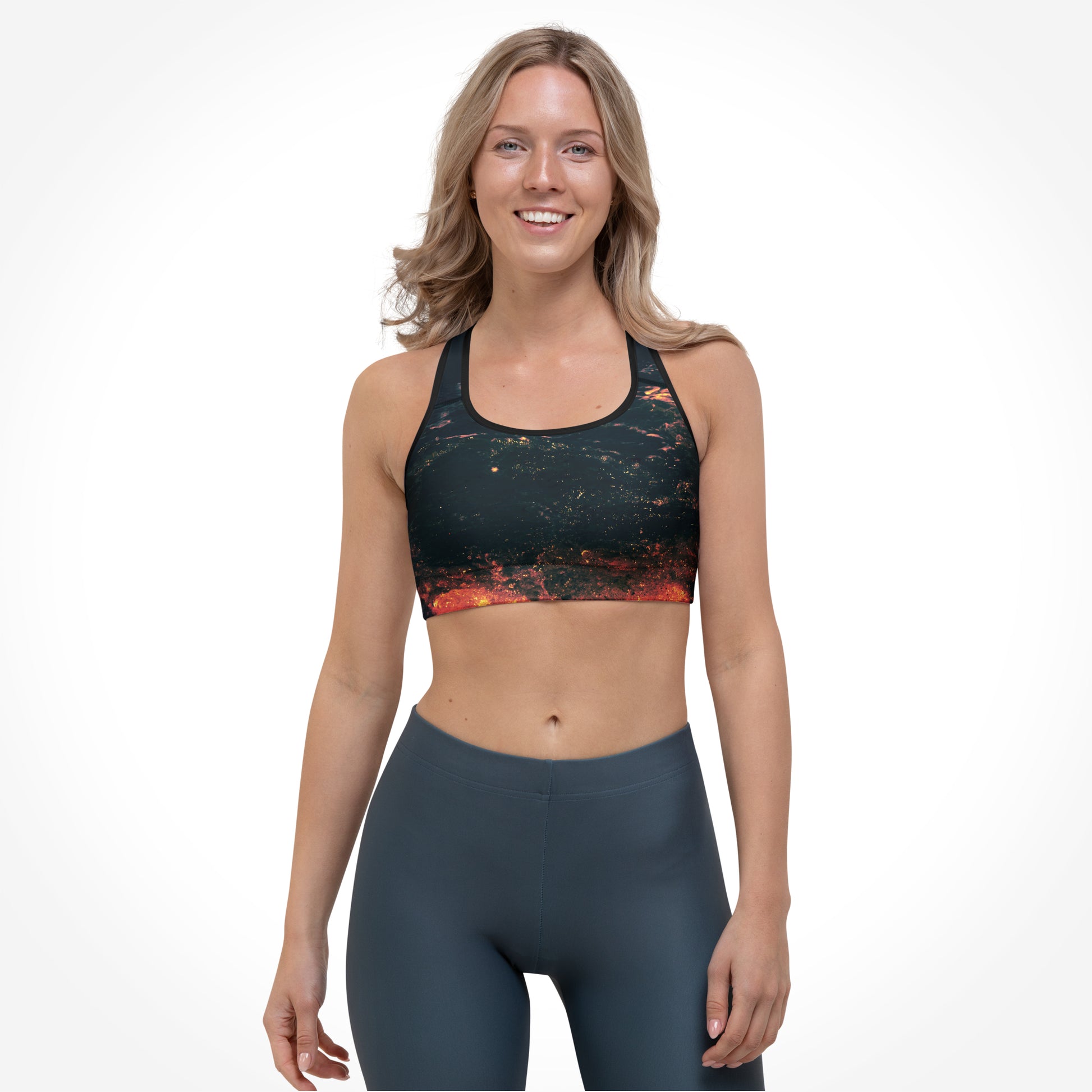 Sport BH mit mittlerem Halt und dem Motiv Fiery Waves von Bachblatt. Das Motiv besteht im Ansatz aus Wellen, welche rot eingefärbt wurden. Das Modell steht frontal zur Kamera.