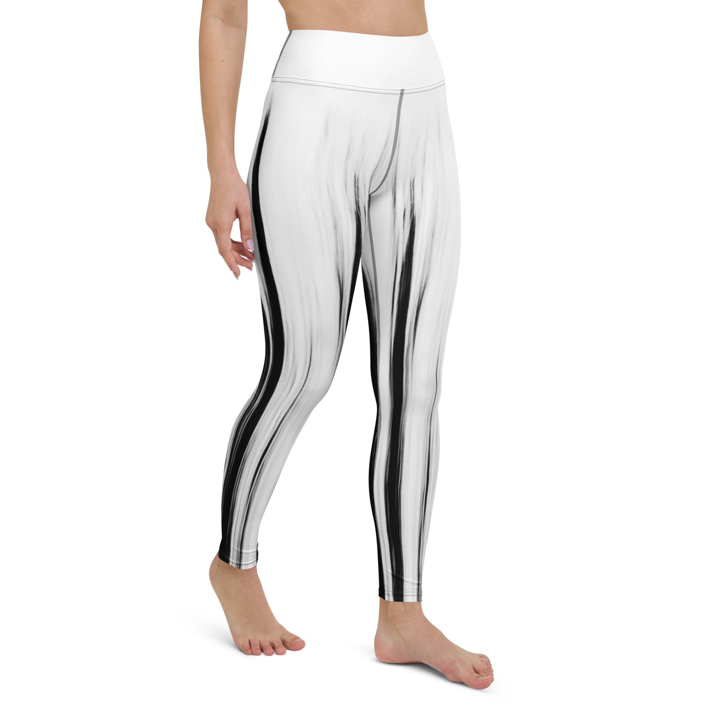 Eine Frau trägt die Moving Forest One Black White High Waist Damen Leggings von Bachblatt. Ansicht von seitlich vorn.