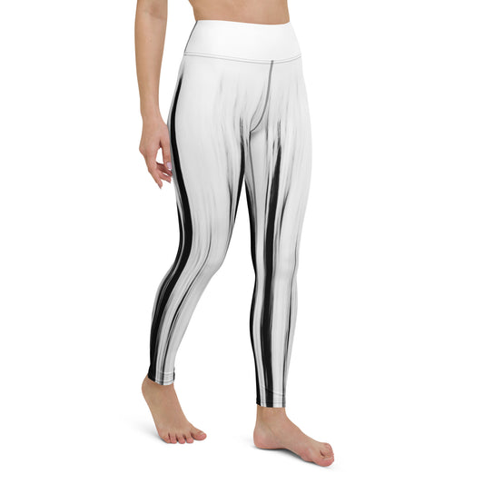 Eine Frau trägt die Moving Forest One Black White High Waist Damen Leggings von Bachblatt. Ansicht von seitlich vorn.