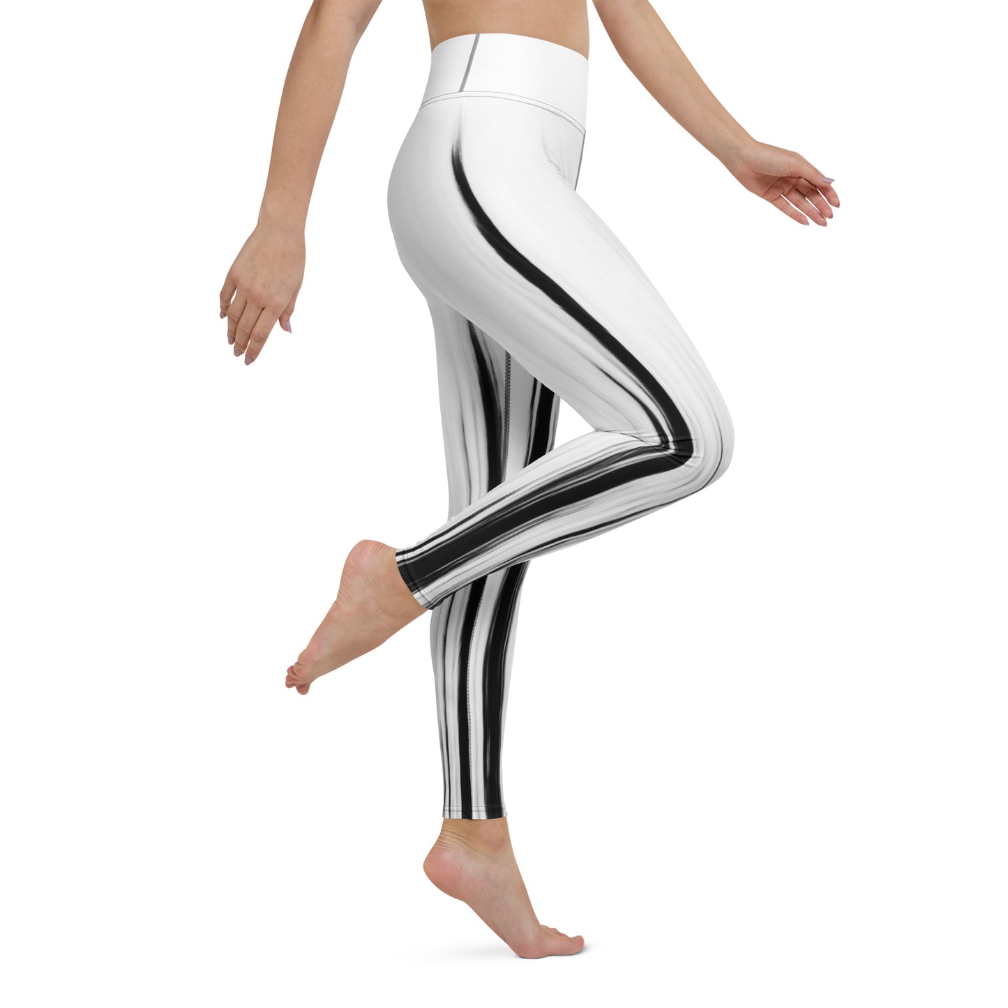 Eine Frau trägt die Moving Forest One Black White High Waist Damen Leggings von Bachblatt. Ansicht von der Seite.