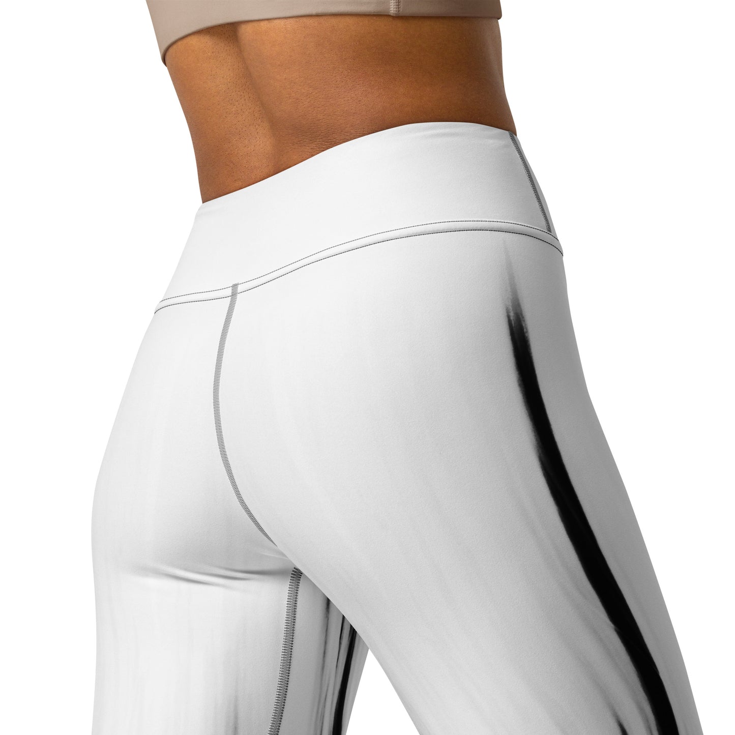 Eine Frau trägt die Moving Forest One Black White High Waist Damen Leggings von Bachblatt. Ansicht von hinten. Details vom Bund
