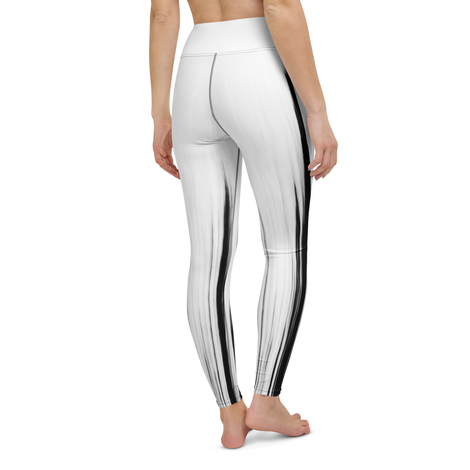 Eine Frau trägt die Moving Forest One Black White High Waist Damen Leggings von Bachblatt. Ansicht von hinten.