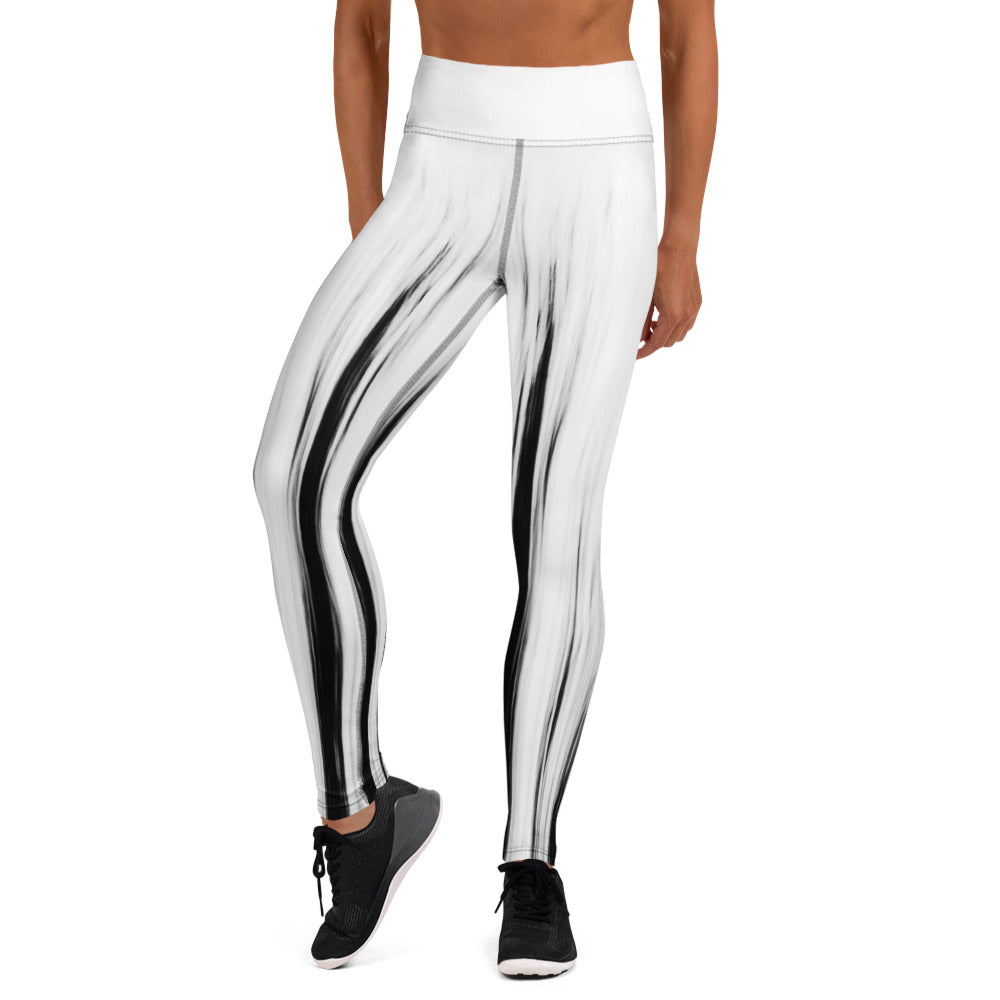 Eine Frau trägt die Moving Forest One Black White High Waist Damen Leggings von Bachblatt. Ansicht von vorn.