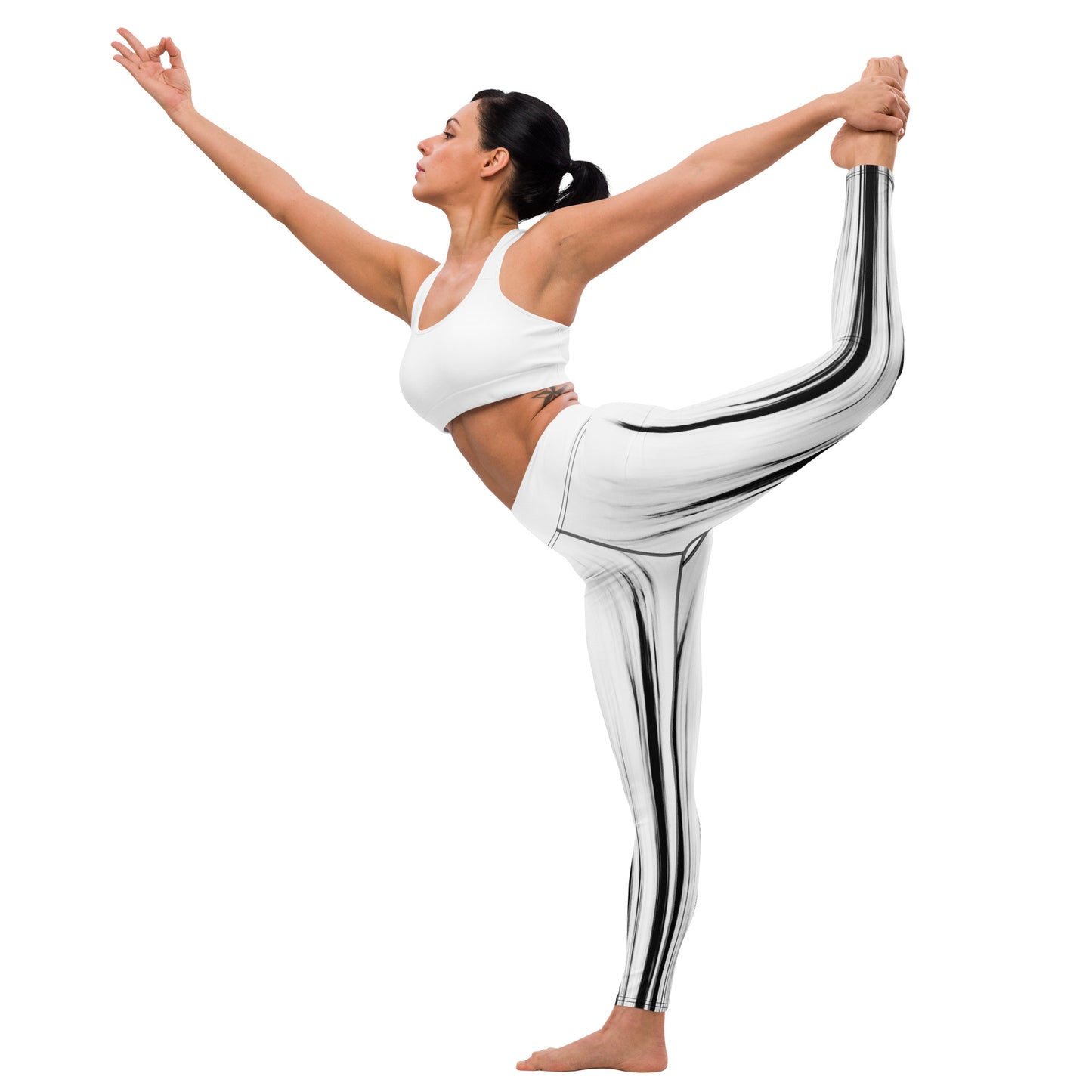Eine Frau macht eine stehende Yoga Pose und trägt dabei die Moving Forest One Black White High Waist Damen Leggings von Bachblatt.