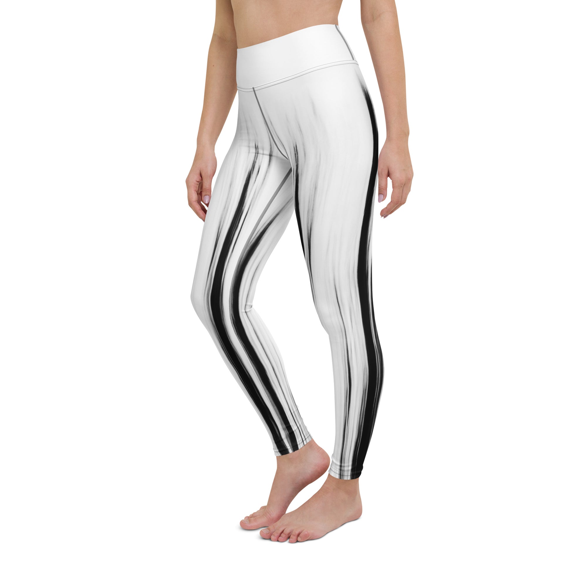 Eine Frau trägt die Moving Forest One Black White High Waist Damen Leggings von Bachblatt. Ansicht von seitlich vorn.