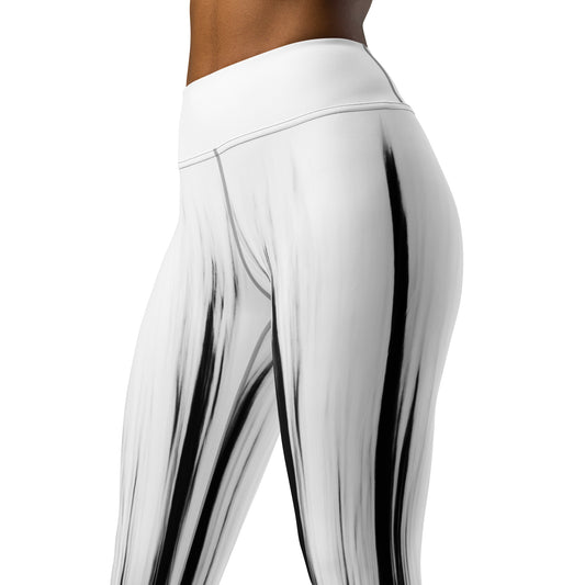 Eine Frau trägt die Moving Forest One Black White High Waist Damen Leggings von Bachblatt. Ansicht von seitlich vorn. Detail vom Bund.