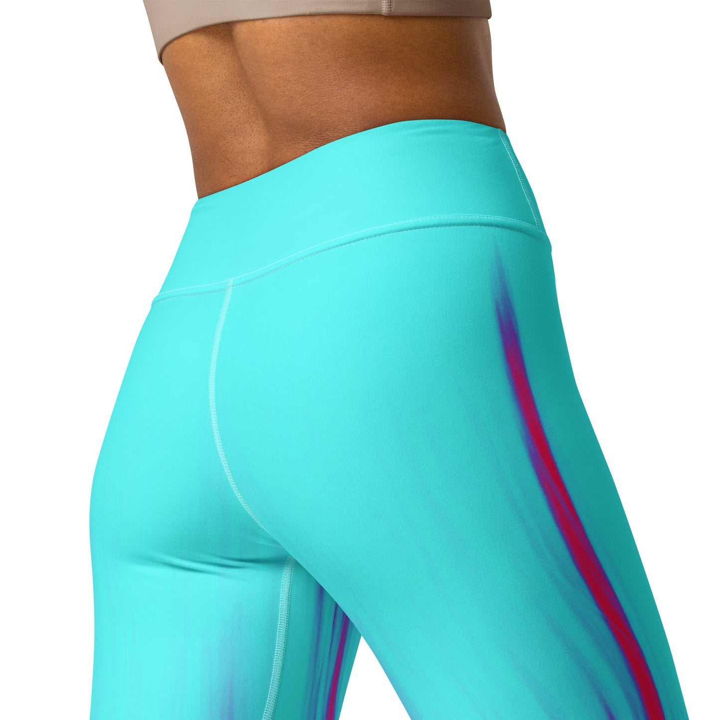 Eine Frau trägt die Moving Forest One Pink Tourquise High Waist Damen Leggings von Bachblatt. Ansicht von der hinten mit dem hohen Bund als Detail.