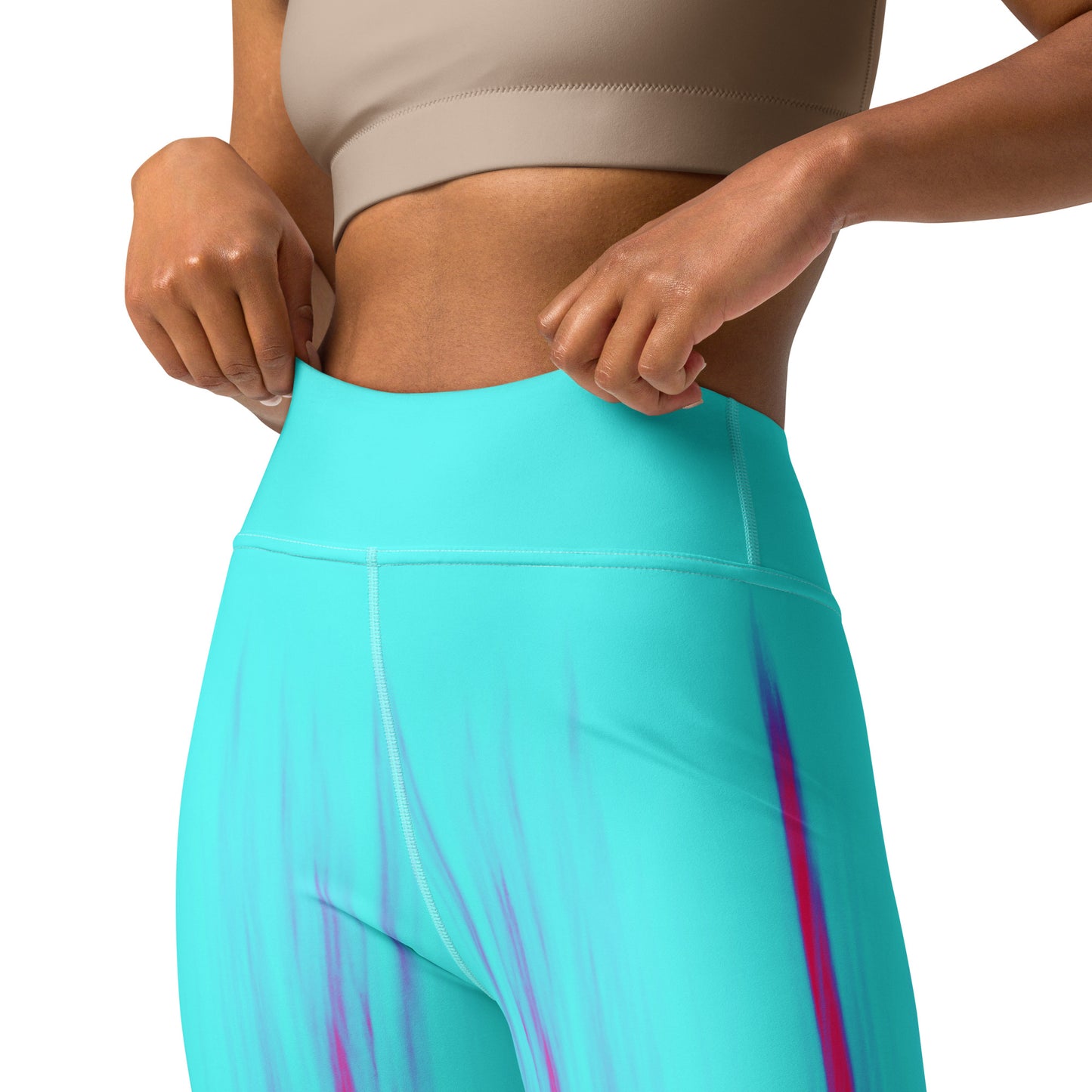 Eine Frau trägt die Moving Forest One Pink Tourquise High Waist Damen Leggings von Bachblatt. Ansicht von vorne. Details vom Bund.