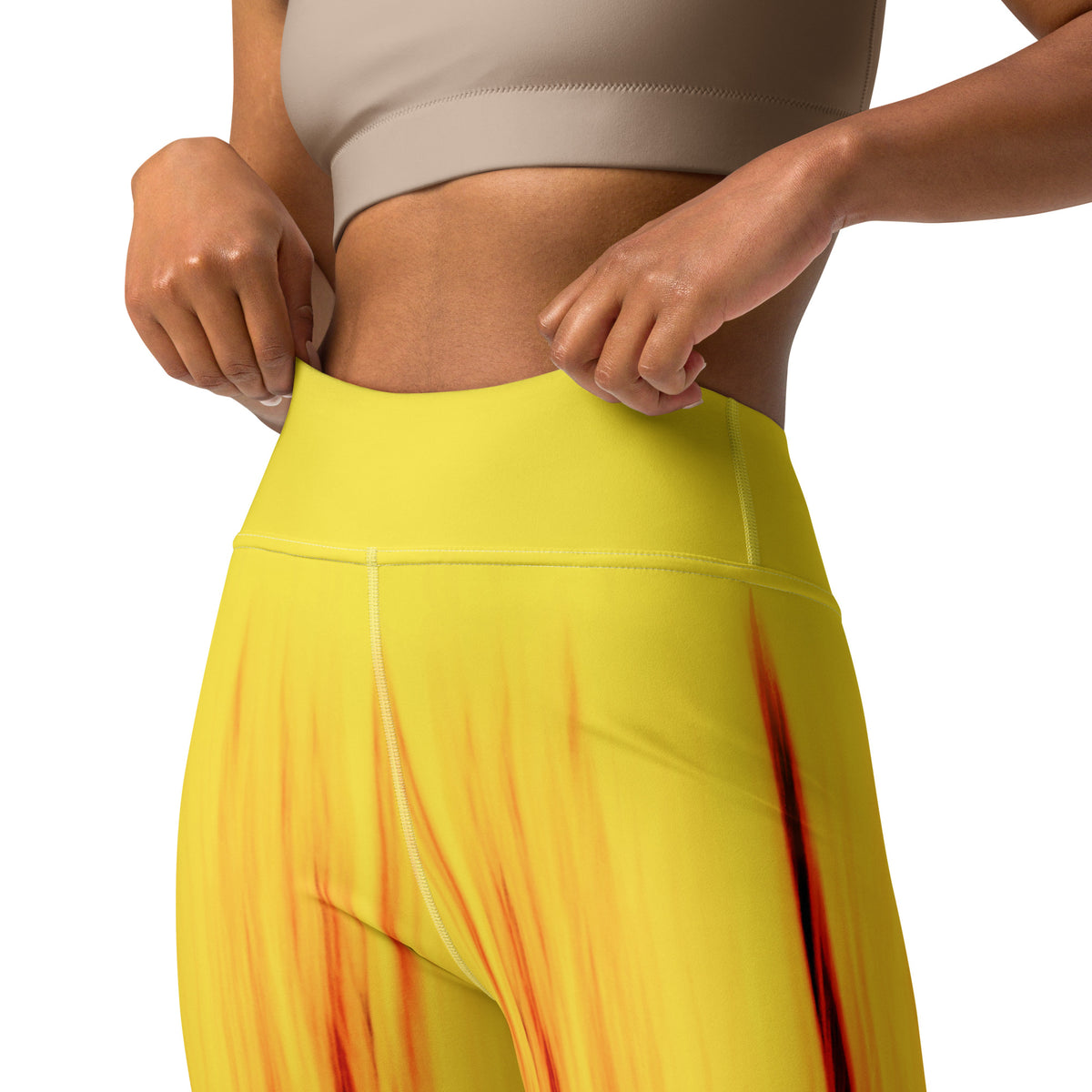 Eine Frau trägt die Moving Forest One Yellow Red High Waist Damen Leggings von Bachblatt. Ansicht von vorn. Details vom hohen Bund.