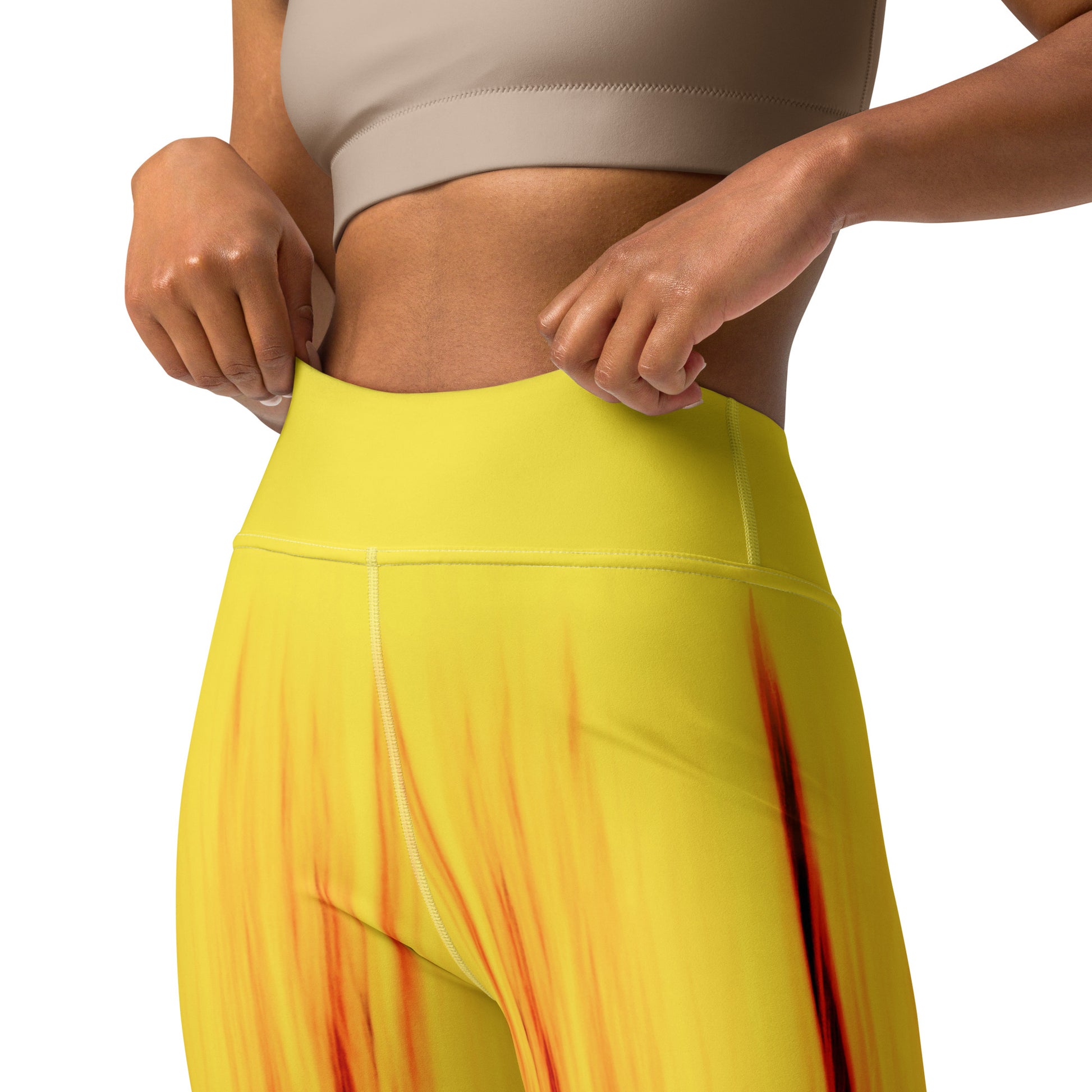 Eine Frau trägt die Moving Forest One Yellow Red High Waist Damen Leggings von Bachblatt. Ansicht von vorn. Details vom hohen Bund.