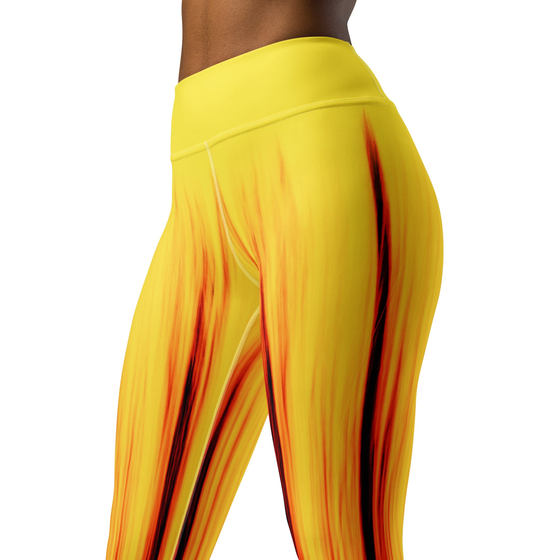 Eine Frau trägt die Moving Forest One Yellow Red High Waist Damen Leggings von Bachblatt. Ansicht von vorn. Halbtotale auf die Beine.