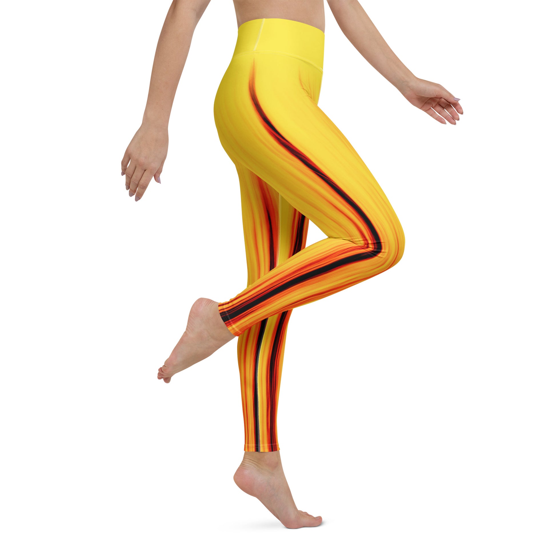 Eine Frau trägt die Moving Forest One Yellow Red High Waist Damen Leggings von Bachblatt. Ansicht von der Seite.