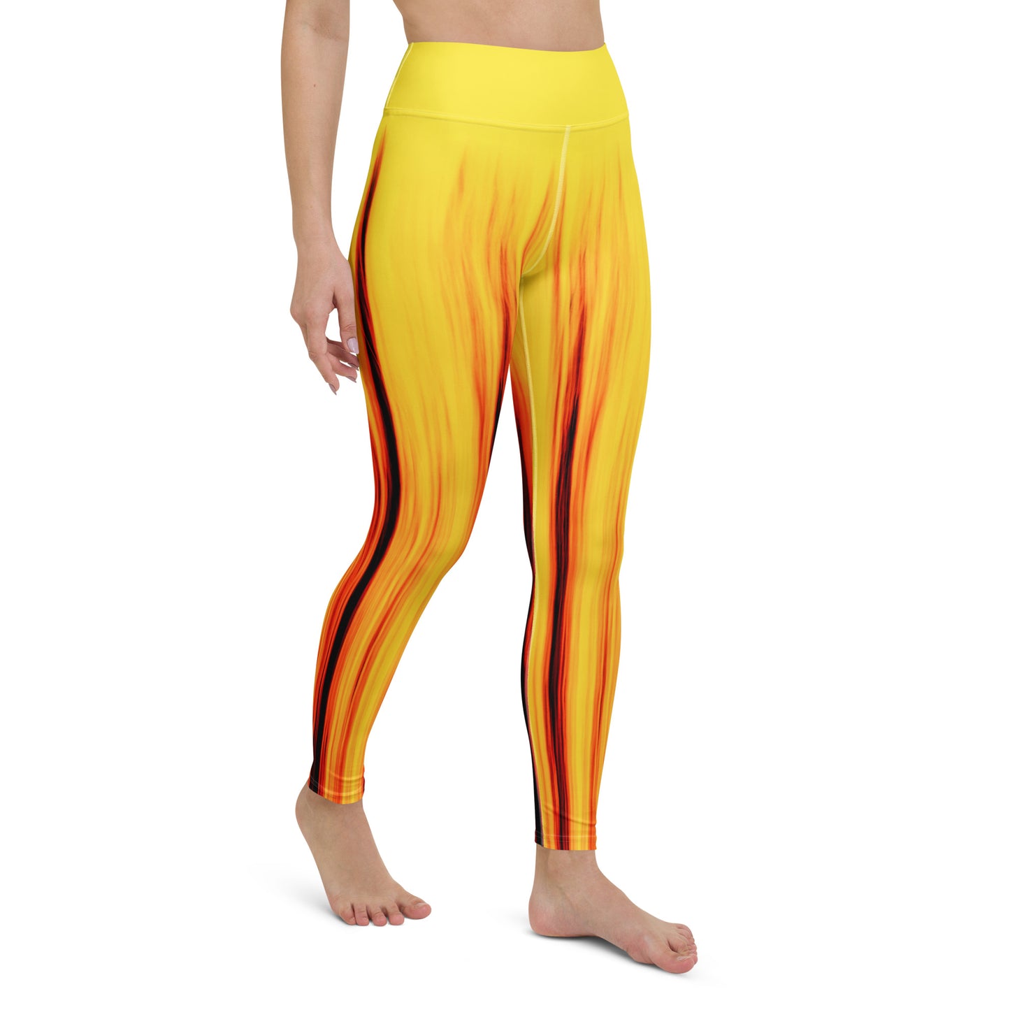 Eine Frau trägt die Moving Forest One Yellow Red High Waist Damen Leggings von Bachblatt. Ansicht von schräg vorn.