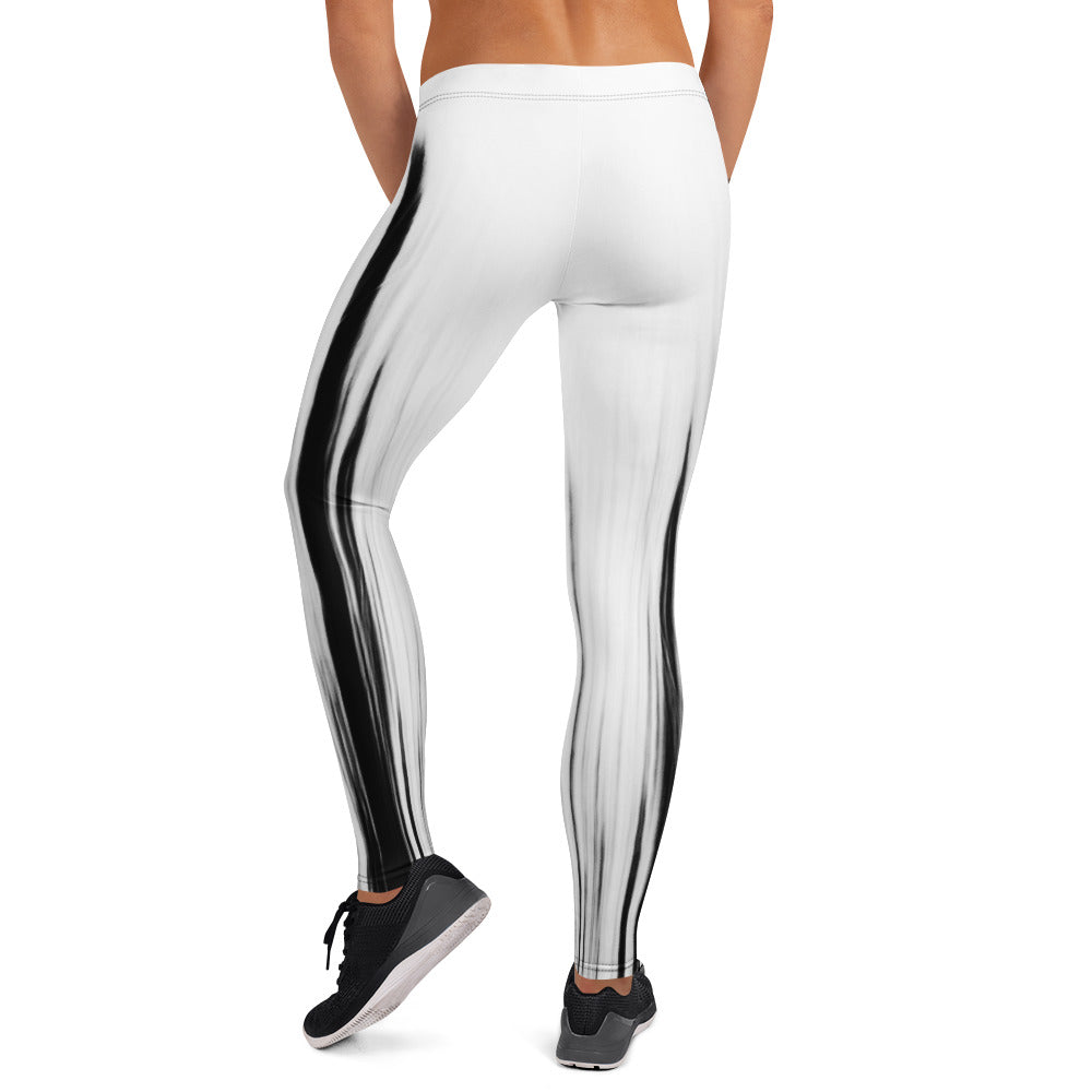 Eine Frau trägt die Moving Forest One Black White Mid Waist Damen Leggings von Bachblatt. Detailansicht von hinten.