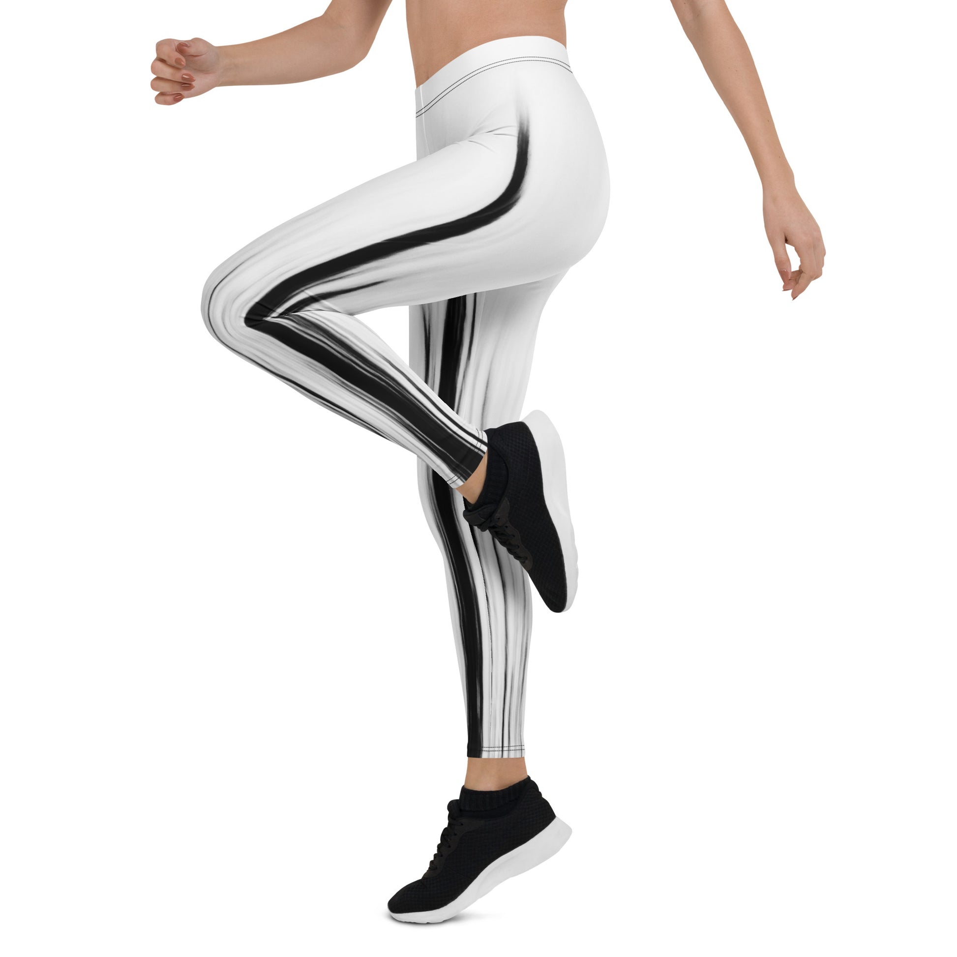 Eine Frau trägt die Moving Forest One Black White Mid Waist Damen Leggings von Bachblatt. Seitenansicht.
