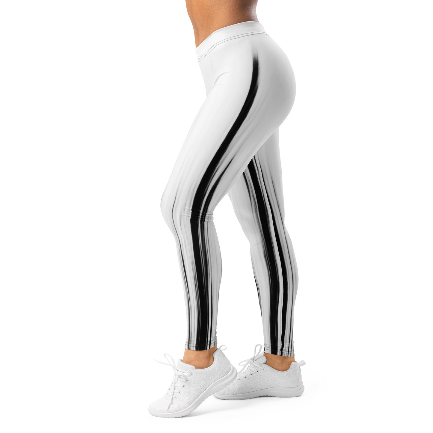 Eine Frau trägt die Moving Forest One Black White Mid Waist Damen Leggings von Bachblatt. Seitenansicht.