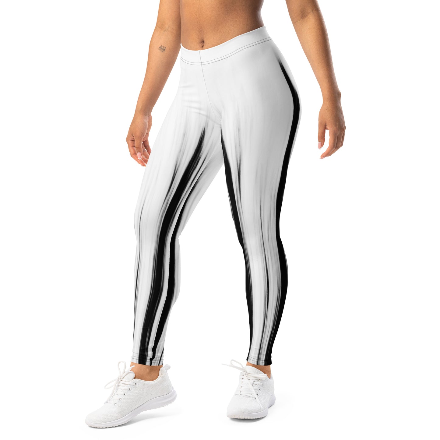 Eine Frau trägt die Moving Forest One Black White Mid Waist Damen Leggings von Bachblatt. Vorderansicht.