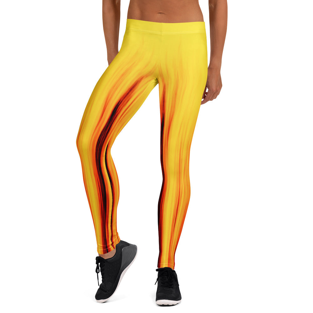 Eine Frau trägt die Moving Forest One Yellow Red Mid Waist Damen Leggings von Bachblatt. Ansicht von vorn.