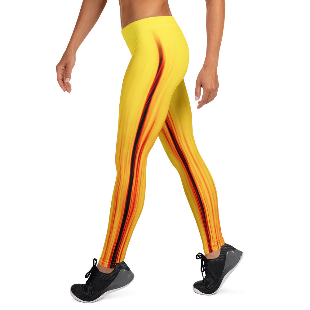 Eine Frau trägt die Moving Forest One Yellow Red Mid Waist Damen Leggings von Bachblatt. Ansicht von der Seite.