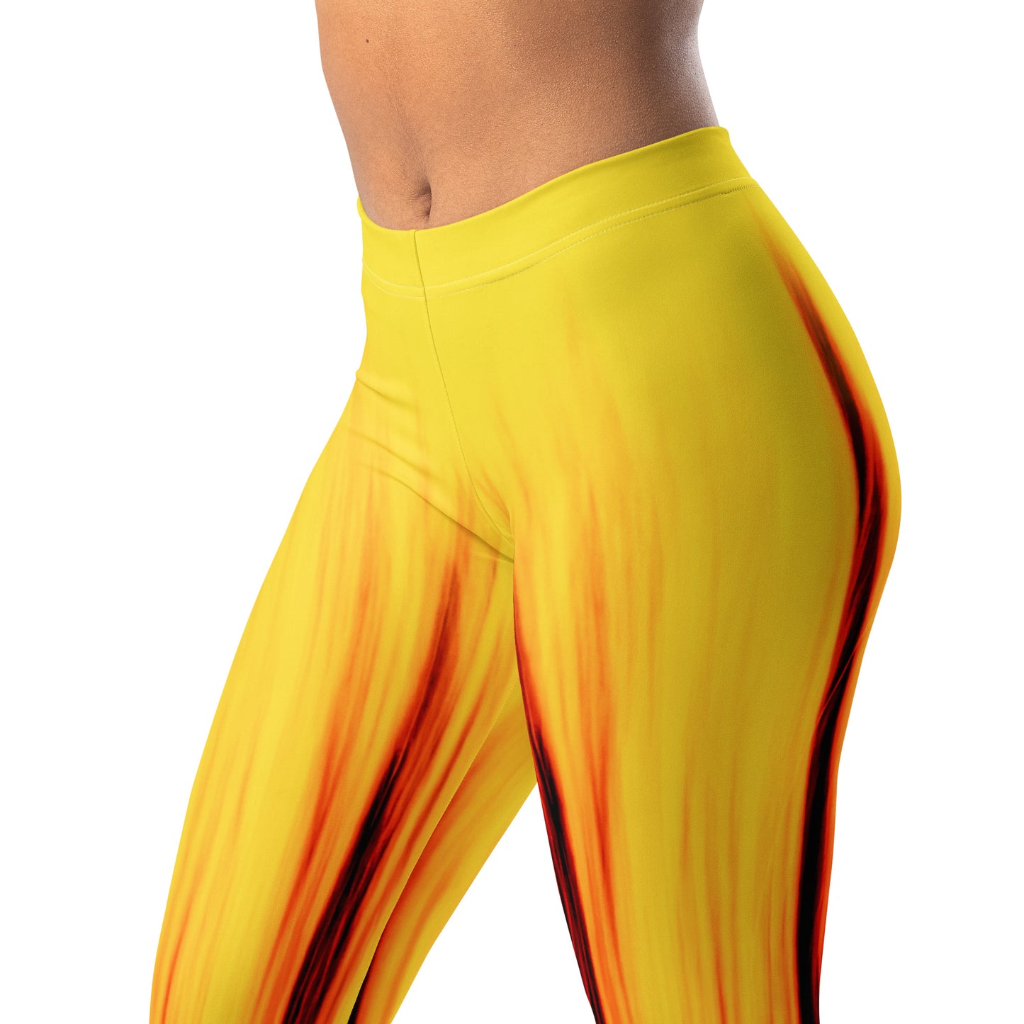 Eine Frau trägt die Moving Forest One Yellow Red Mid Waist Damen Leggings von Bachblatt. Detailansicht von vorn.
