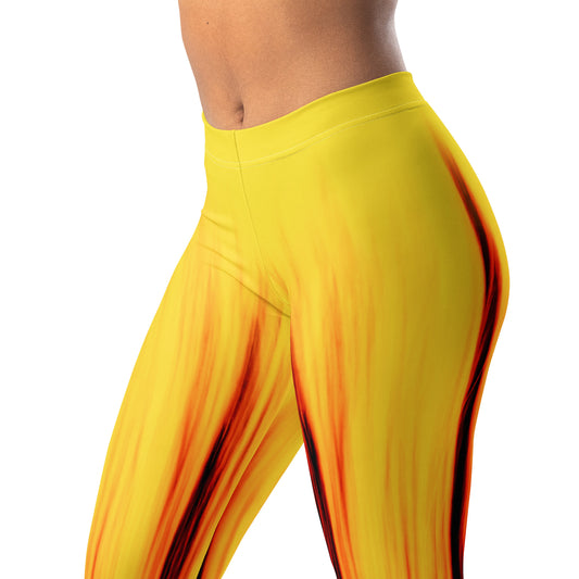 Eine Frau trägt die Moving Forest One Yellow Red Mid Waist Damen Leggings von Bachblatt. Detailansicht von vorn.